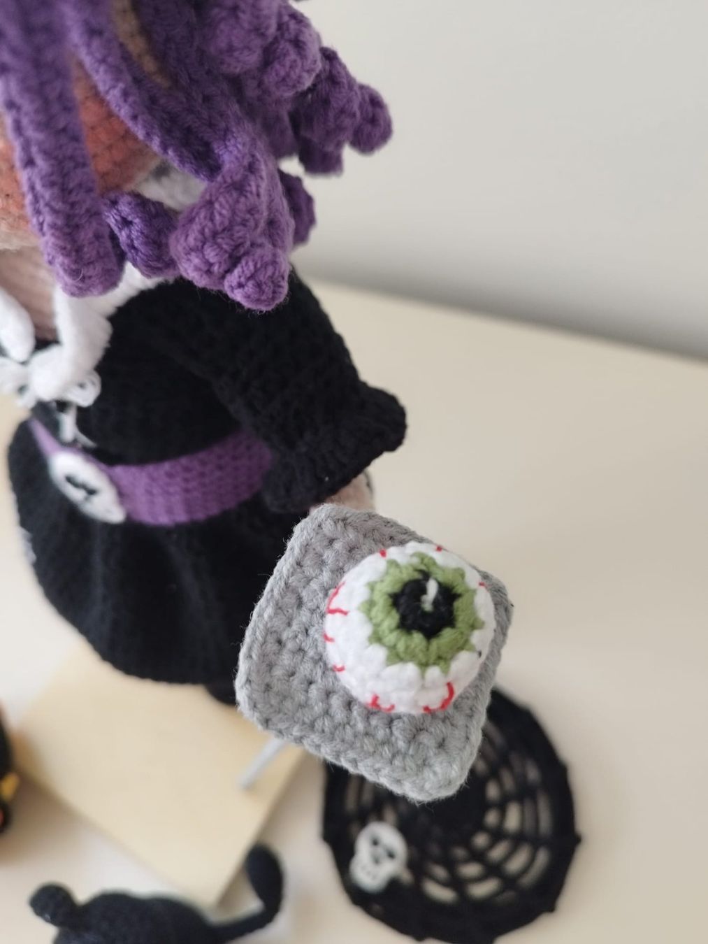 Bambole: Poupée Sorcière en crochet, Chat noir&chaudron! – Nuovo e nell'imballaggio originale da Arnex-sur-Orbe venduto da can_97vn 6