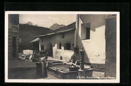 AK Pontresina, Altes Haus mit Brunnen