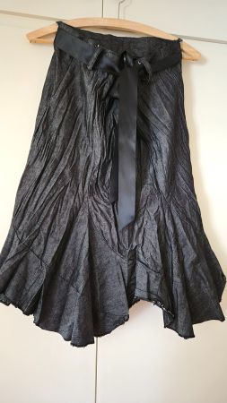 Jupe style jeans avec ceinture satin