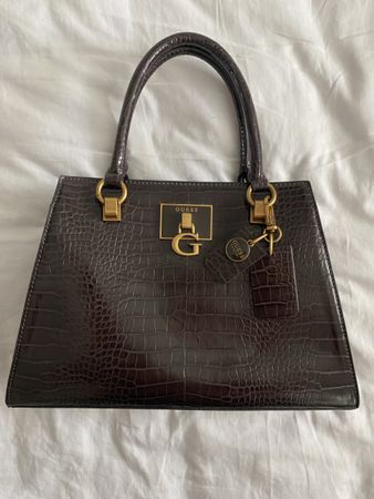 Elegante Guess Handtasche in Kroko-Optik