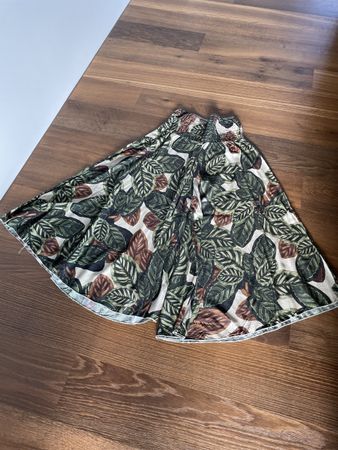 Sommerliche Palazzo Hose mit Blättermuster, Grösse S