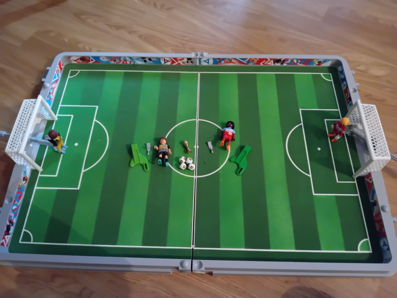Playmobil Giocattoli: Playmobil campo da calcio a valigetta – Usato da Biasca venduto da Old_6blh