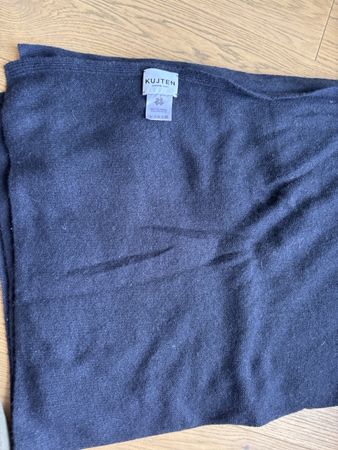 Très longue écharpe bleue marine 100% cashemire KUJTEN