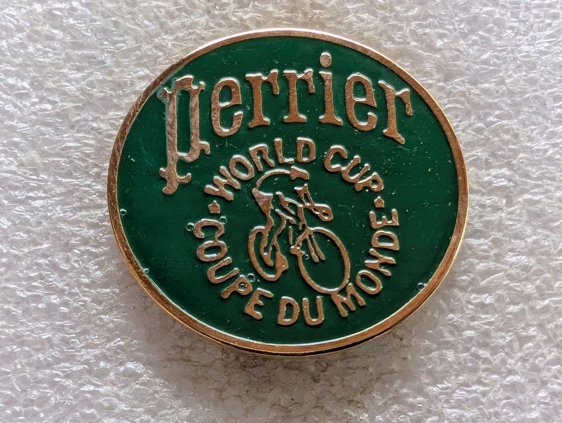 Plaketten & Abzeichen: Ansteckpin 221: Perrier – Gebraucht aus Oppligen von Pin-Fall-Shop