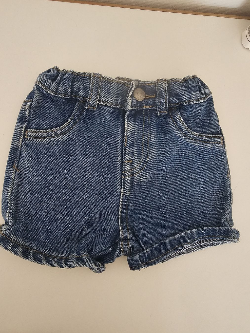 Pantalons: Shorts en jean Kiabi 9 mois  – Neuf (Voir description) à Sornetan par T.a333