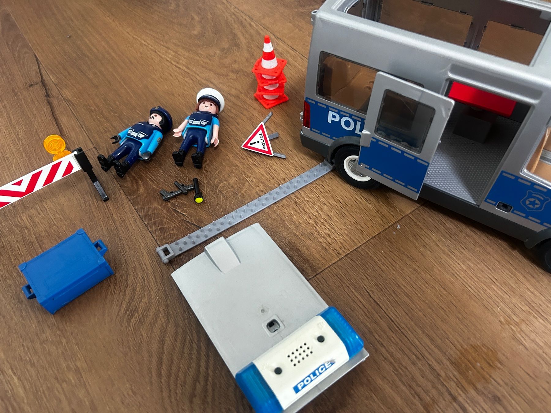 Playmobil Giocattoli: Playmobil Polizeibus mit Straßensperre 9236 – Usato da Regensdorf venduto da Spyke55 3