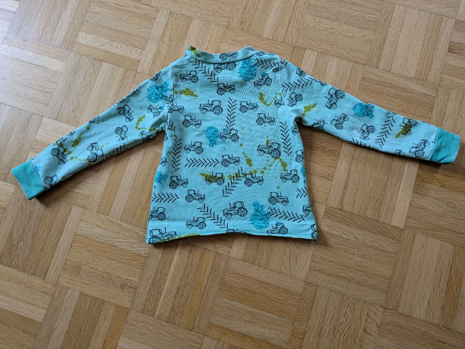 Pullover & Sweatshirts: Kinder Langarmshirt mit Traktor Motiv, Grösse 98 – Gebraucht aus Adlikon b. Andelfingen von IlonaSp 1
