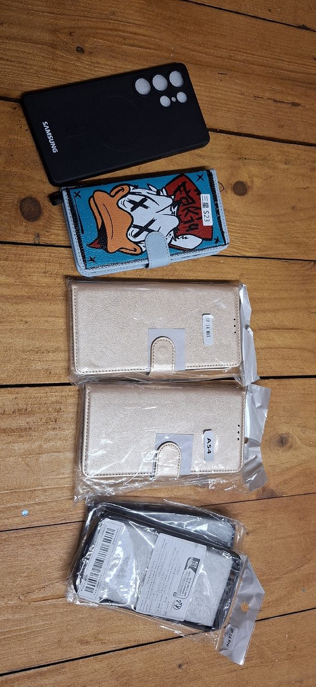 Coques & Protection écran: cover smartphone – Neuf avec emballage d'origine à Camignolo par Hakunamat5