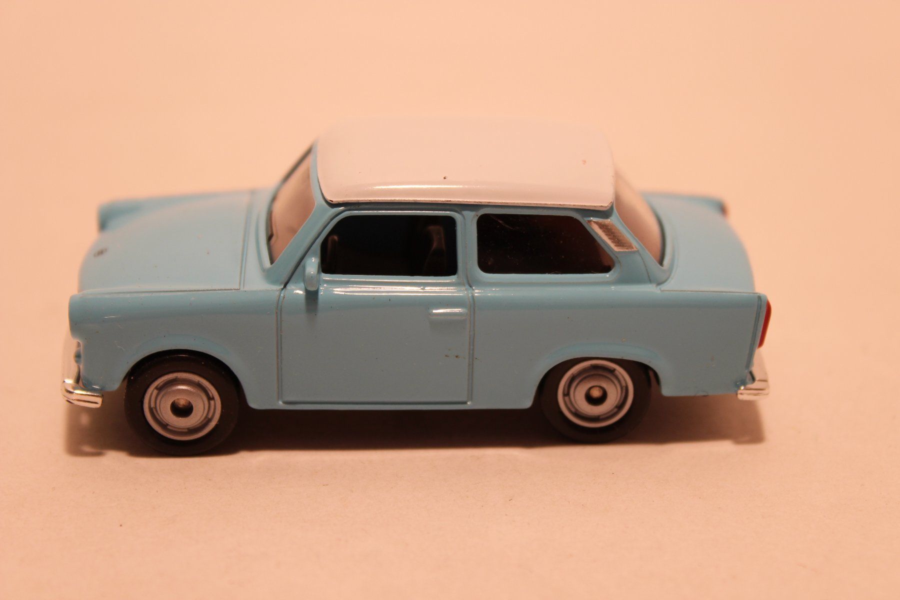 Modellini d'auto: Trabant 601, hellblau mit weissem Dach – Nuovo e nell'imballaggio originale da Fehraltorf venduto da haefens 4