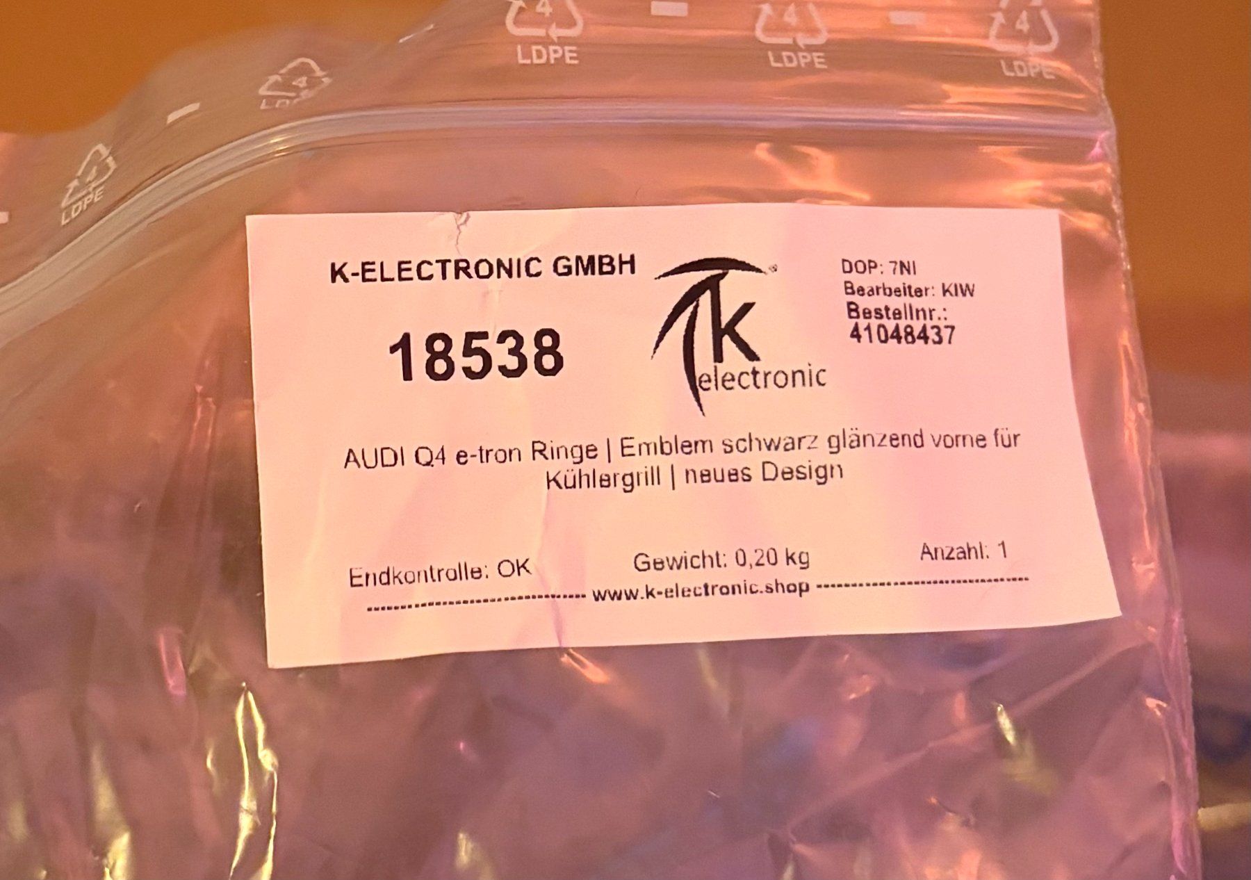 Audi Tutti pezzi di ricambio auto: AUDI Q4 e-tron Ringe | Emblem schwarz glänzend vorne – Nuovo e nell'imballaggio originale da Wolfhausen venduto da vins_zh 2