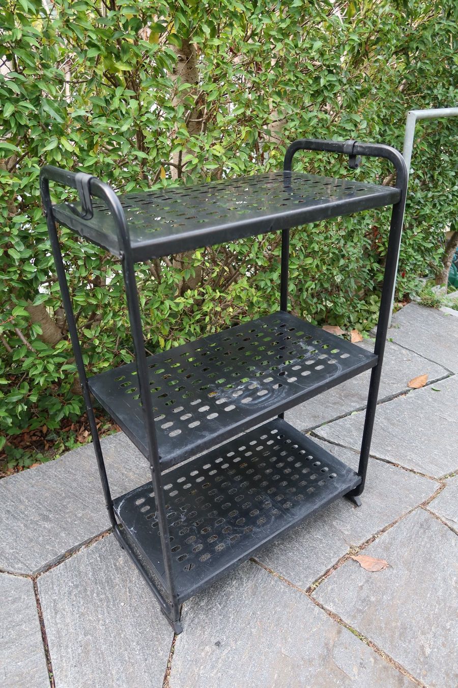Regale: Schwarzes Gartenmöbel Regal – Gebraucht aus Kilchberg ZH von and_y5q6