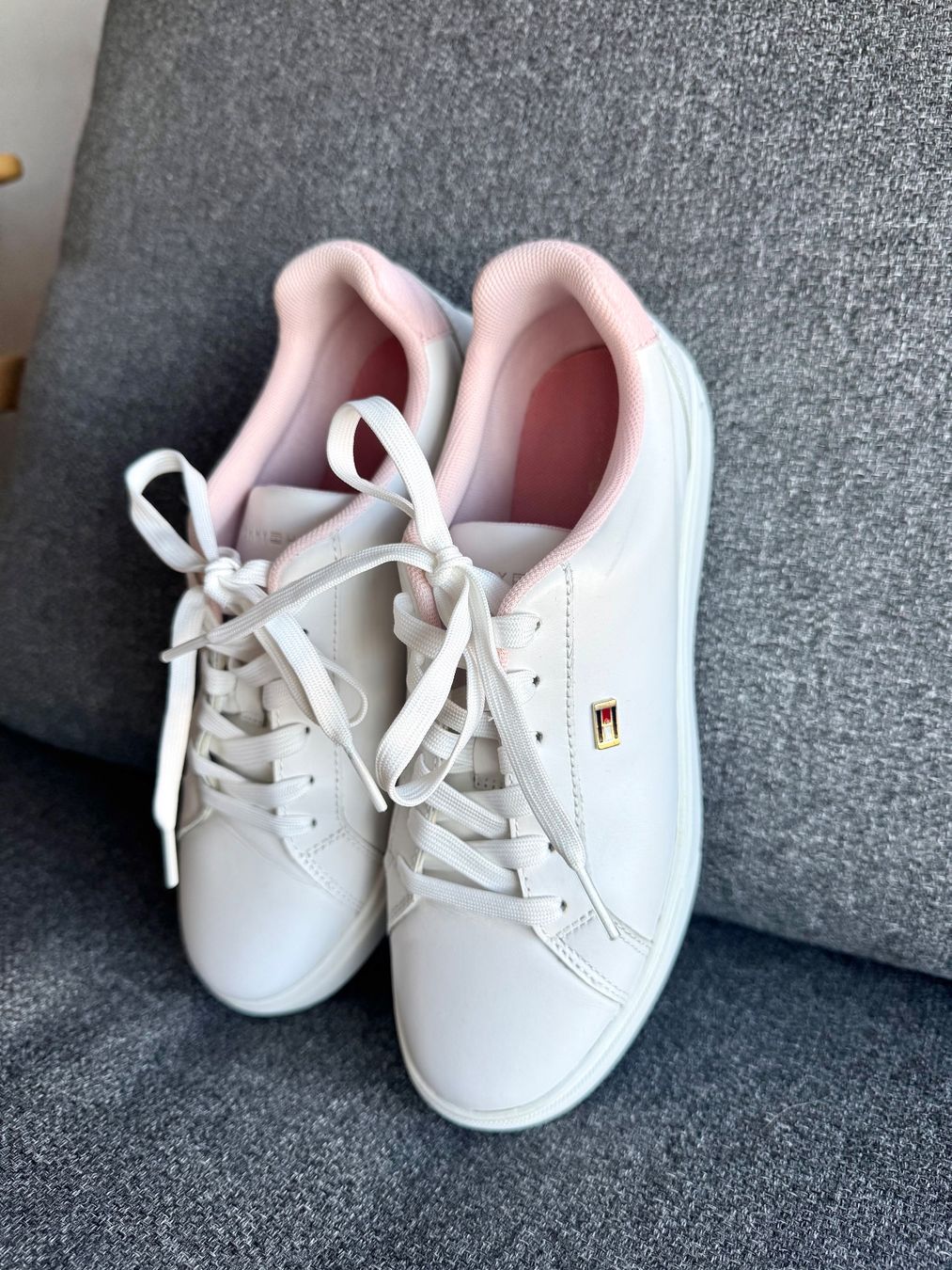 Tommy Hilfiger Chaussures femmes: Baskets Tommy Hilfiger Blanches & Roses - Taille 37 – D'occasion à Bussigny par Lanoy28 3