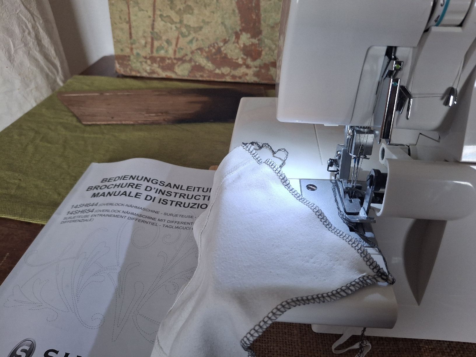 Singer Macchine da cucire: Singer Overlock Nähmaschine – Usato da Dettighofen-Lengwil venduto da hum_6mpb 2