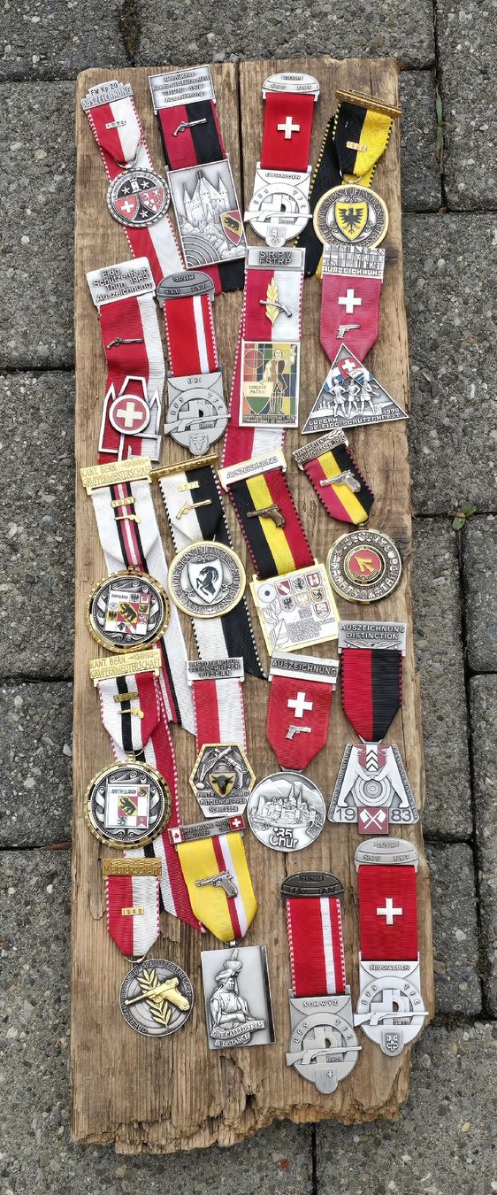 Medaglie: 20 Stk Schützenmedallien – Usato da Walkringen venduto da Vanuca 6