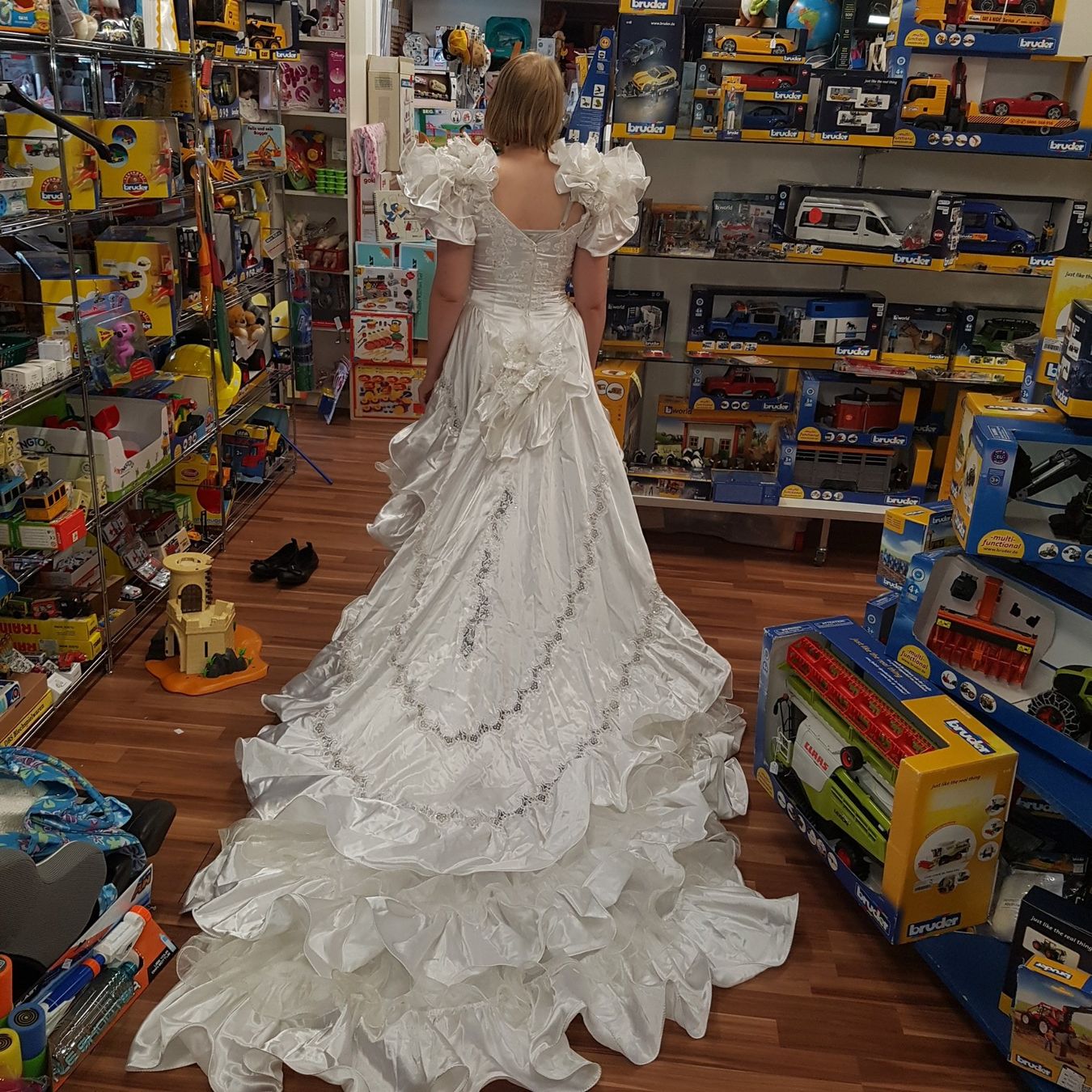 Vestiti: Brautkleid gr 40 – Usato da Schwarzenburg venduto da Flamingo07 1