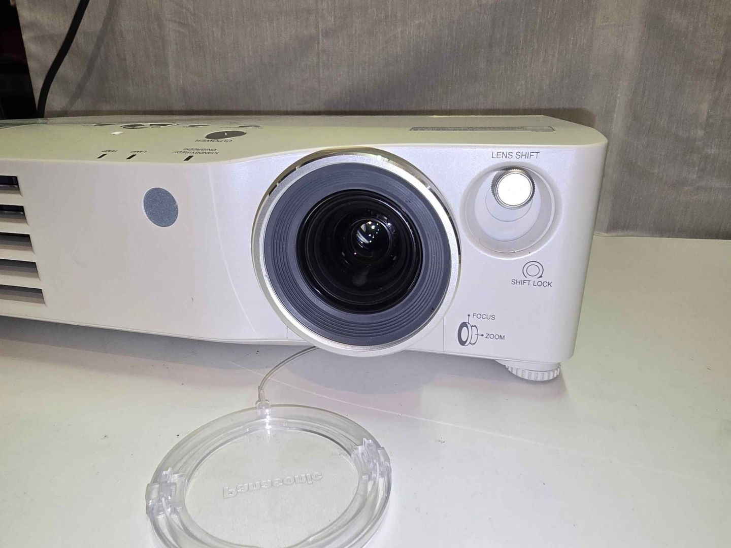 Panasonic Videoprojektoren: Panasonic Beamer PT-AX100E – Gebraucht aus Lenzburg von cameleoncolor 3
