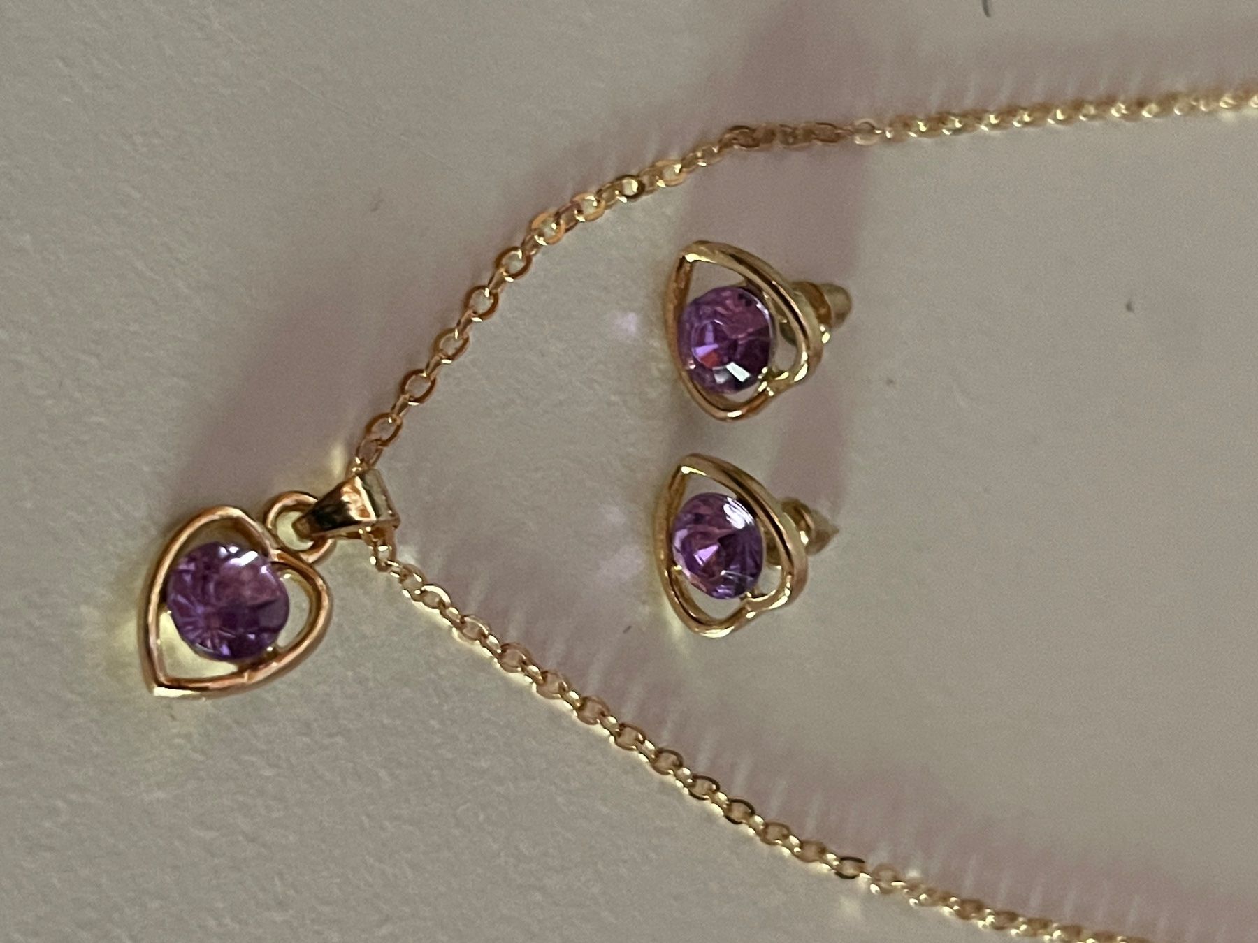 Autres bijoux: Set Collana e Orecchini Cuore Viola – Neuf avec emballage d'origine à Gordevio par LanaZimm