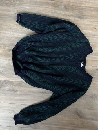 Grünblauer Wollpullover