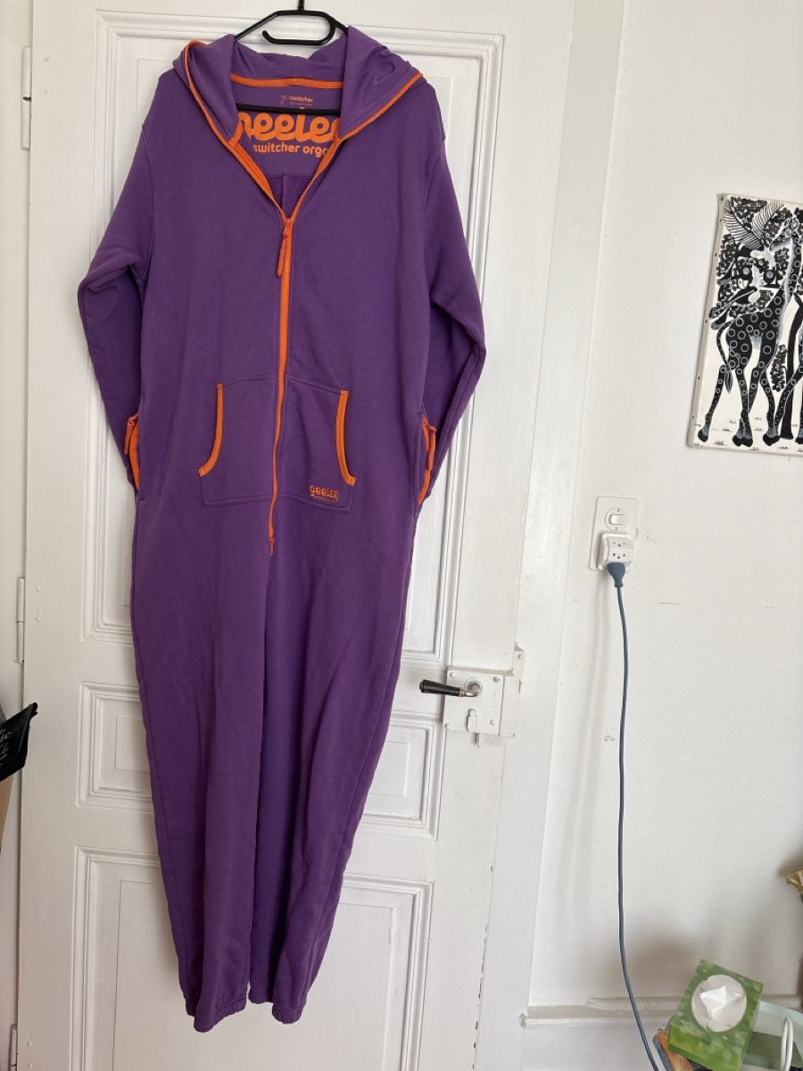 Jumpsuits: Tuta intera viola con cappuccio e zip arancione Gr. M – D'occasion à Cernier par dec_2xwb
