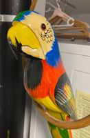 Geschnitzter Papagei in Holzring zum Aufhängen