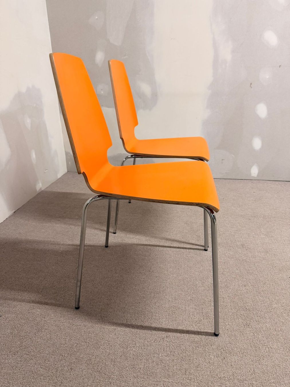 Stühle: 2x Ikea Vilmar Stuhl in orange, stapelbar – Gebraucht aus Rickenbach ZH von Der-Insider 2