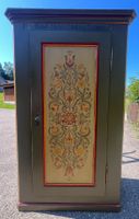 Gebrauchte Holzgarderobe mit bemalten Ornamenten