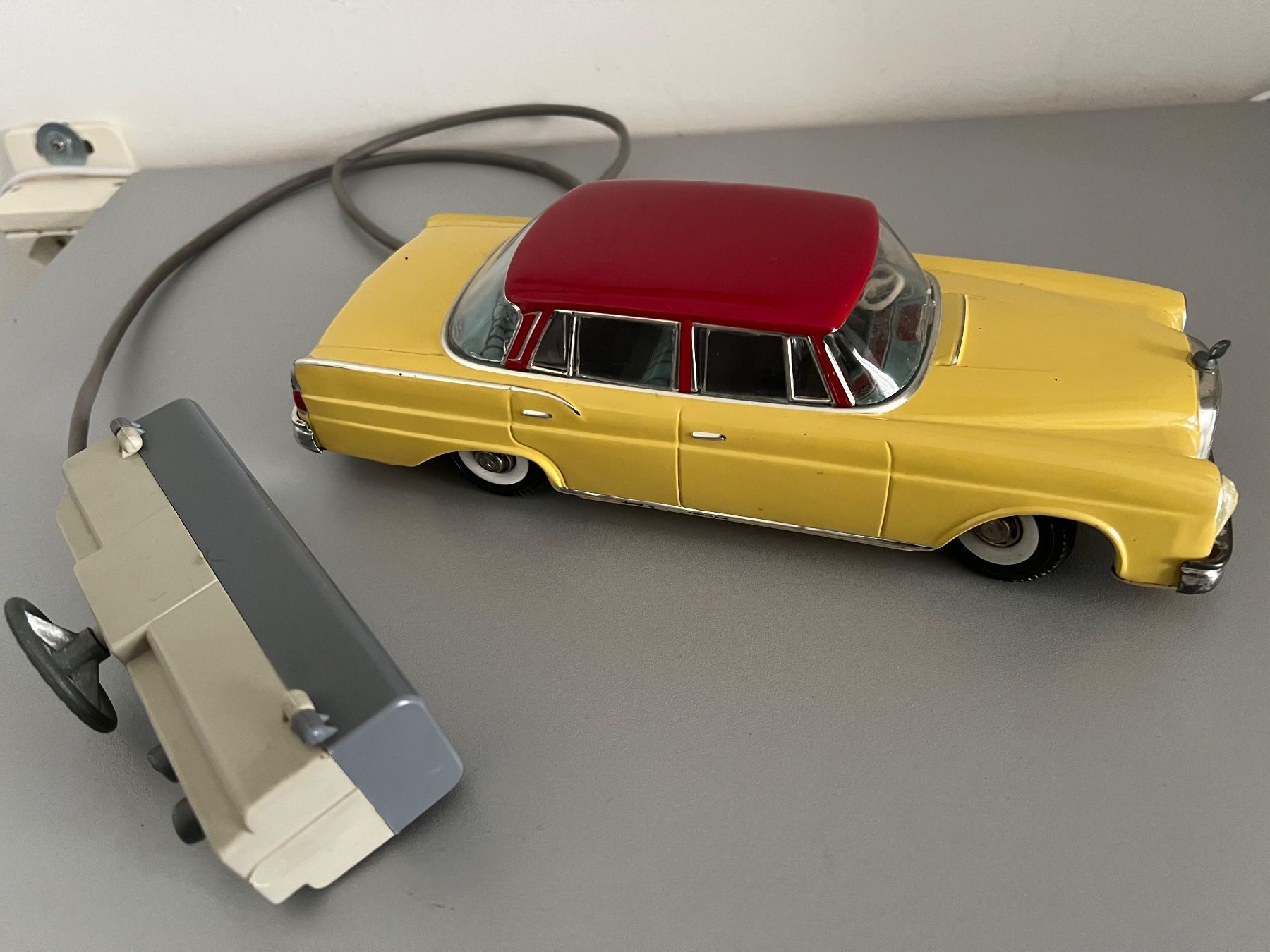 Mercedes-Benz Modellini d'auto: Huki Mecedes Benz 220 SE Modellauto – Usato da Goldach venduto da erika94 1