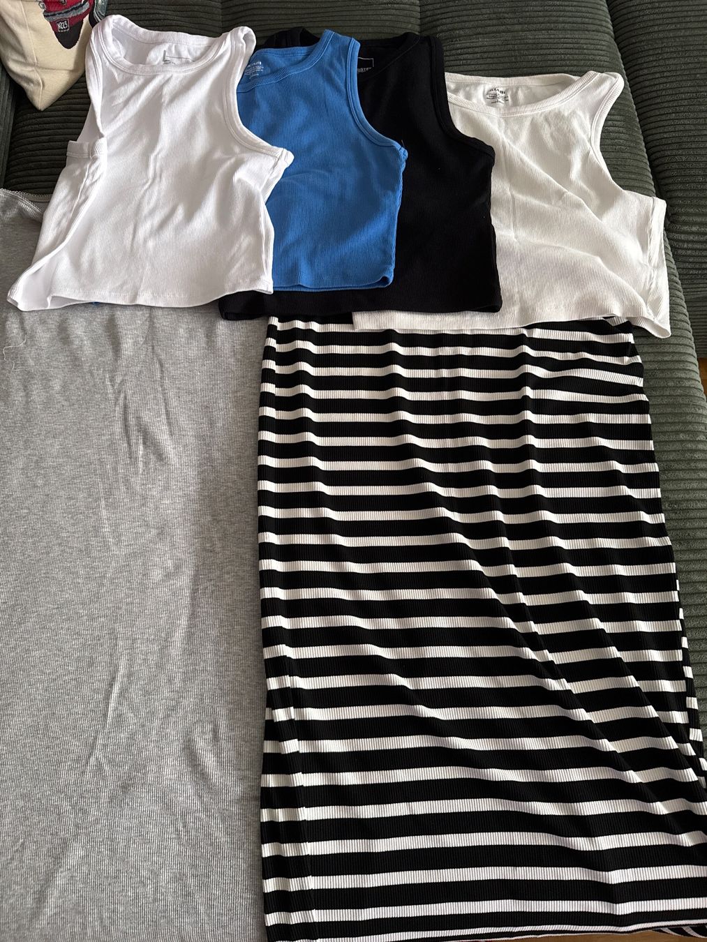 Lots de vêtements: Damen Kleider – D'occasion à birsfelden par Giuseppe70