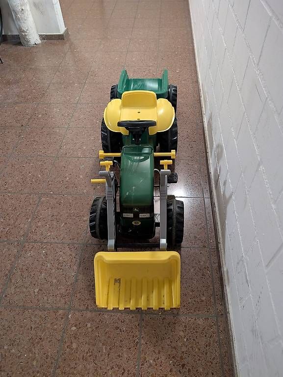 Veicoli per bambini: John Deere Traktor mit Frontlader und Anhänger – Usato da Münchenstein venduto da sve_87sg 1