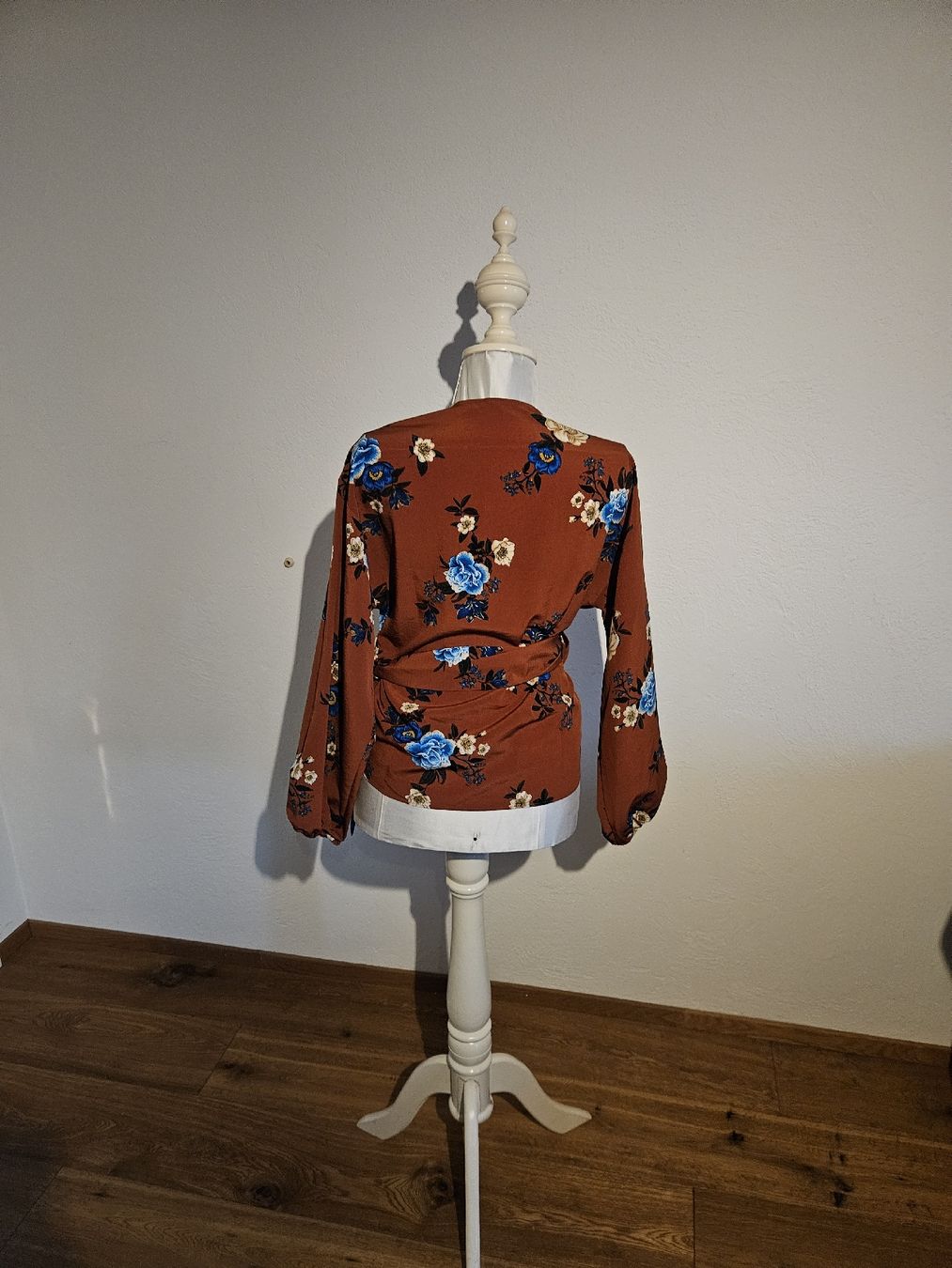 Camicette: Wickel Bluse mit Blumen Print,, Grösse 38 – Usato da Bern venduto da TroeS 2