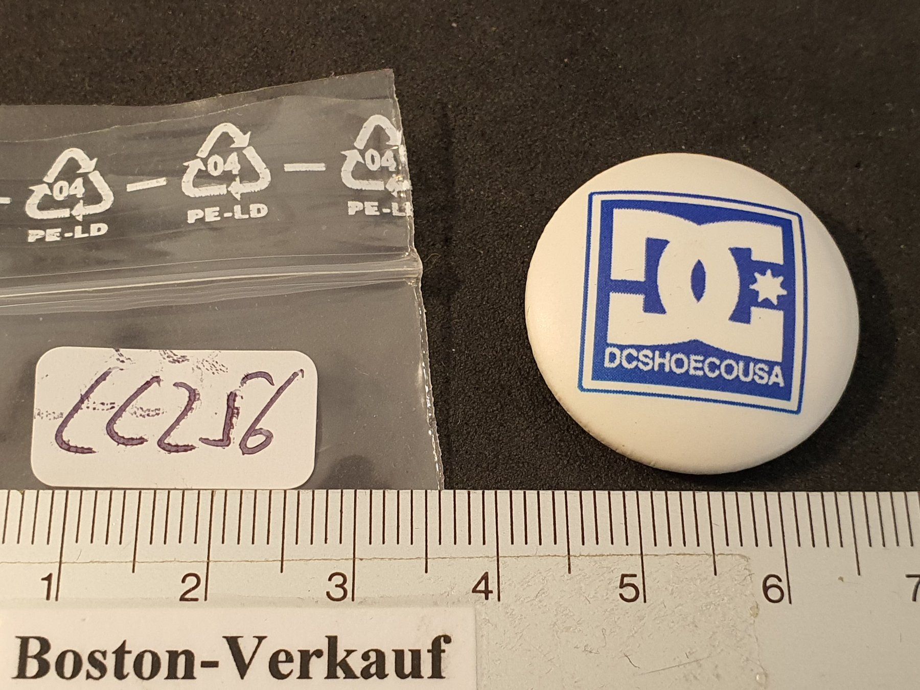 Placchette & Badge: CC256 - Pin /Button - Schuhe Kleider - DC Shoes  DCSHOECOUSA – Usato da Reinach BL venduto da Boston-Verkauf
