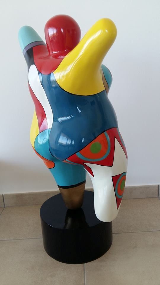 Statue de femme danseuse ronde, style Nana, en résine multicolore. Hau Statue de femme danseuse ronde, style Nana, en résine multicolore. Hau