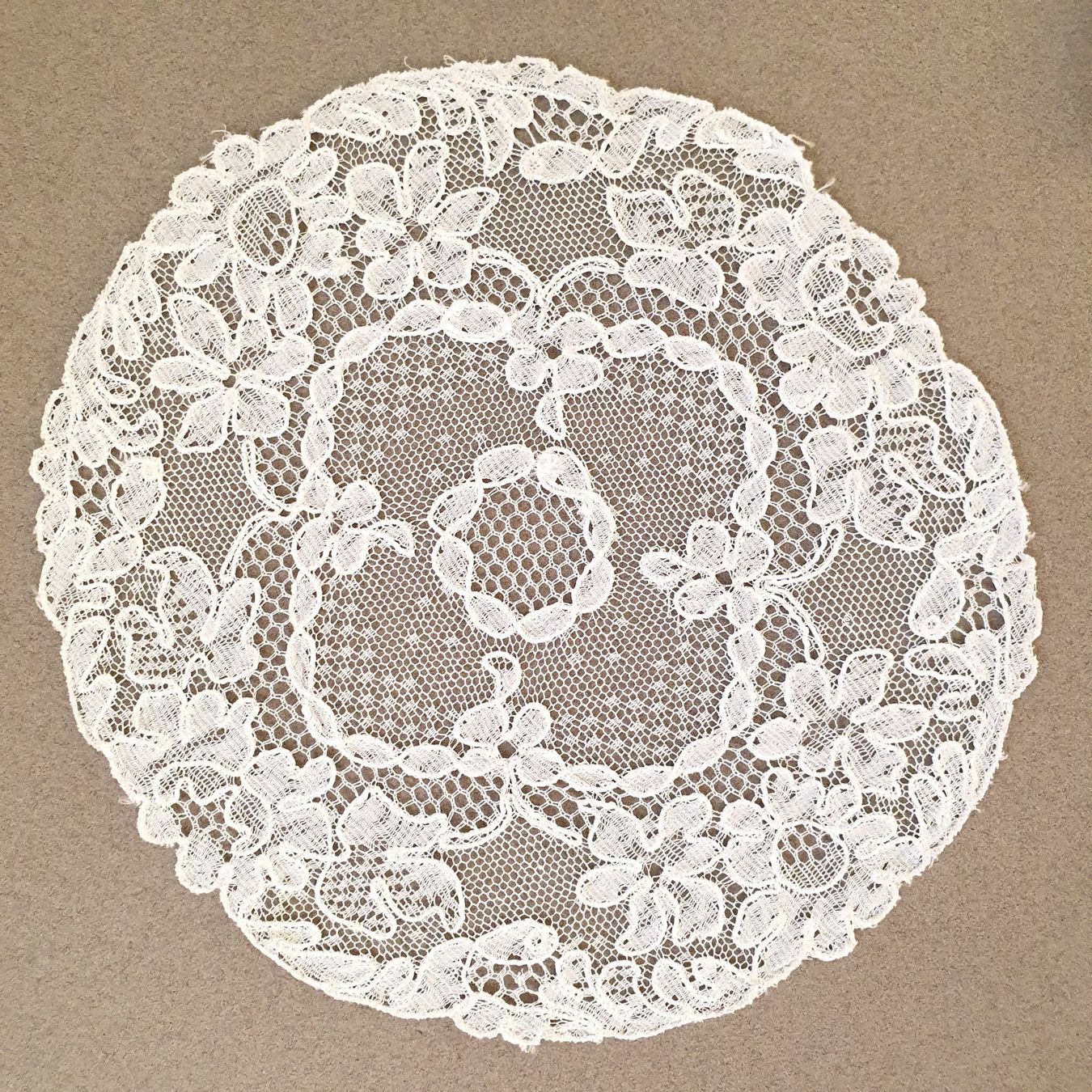 Altra biancheria da tavola: 4 anciens napperons en dentelle – Usato da Lausanne venduto da venise001 3