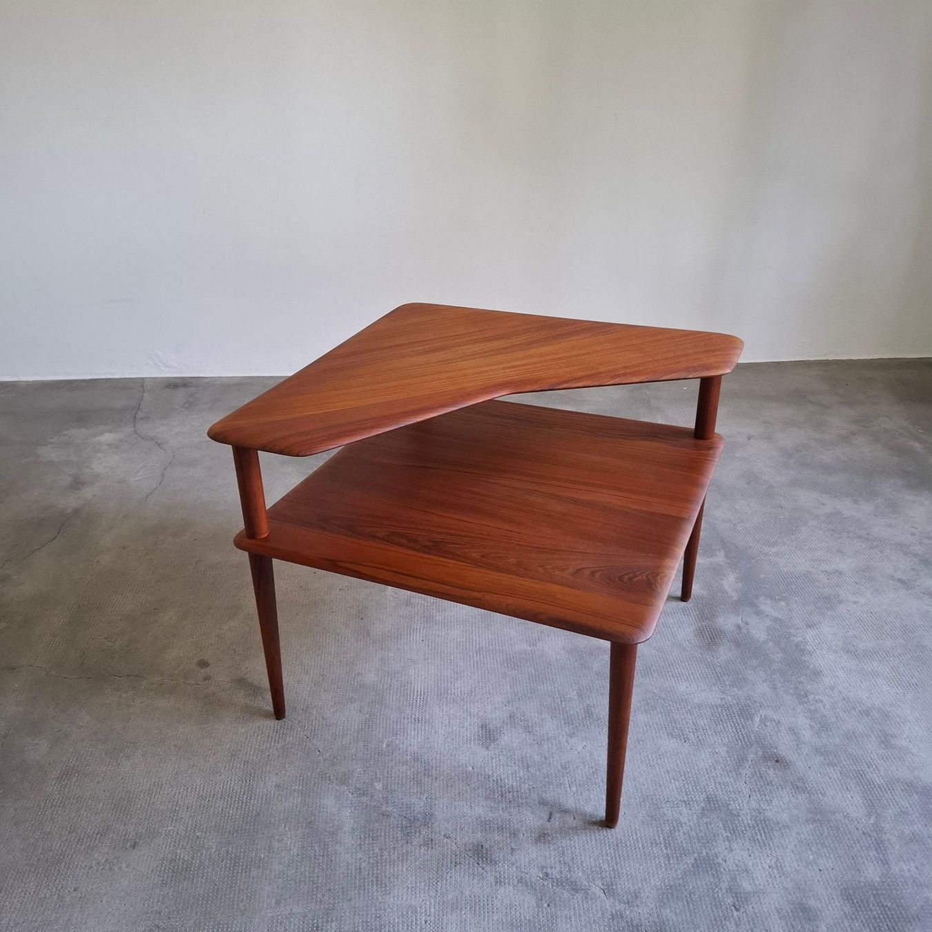 Tavoli: table appoint teak Denmark Minerva 1960 – Usato da Neuchâtel venduto da Rochawood 1