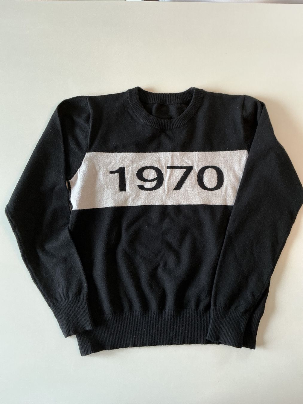 Maglioni & Felpe: Cooler Strickpullover mit 1970 Aufdruck, Grösse S – Usato da Triesen venduto da boston7