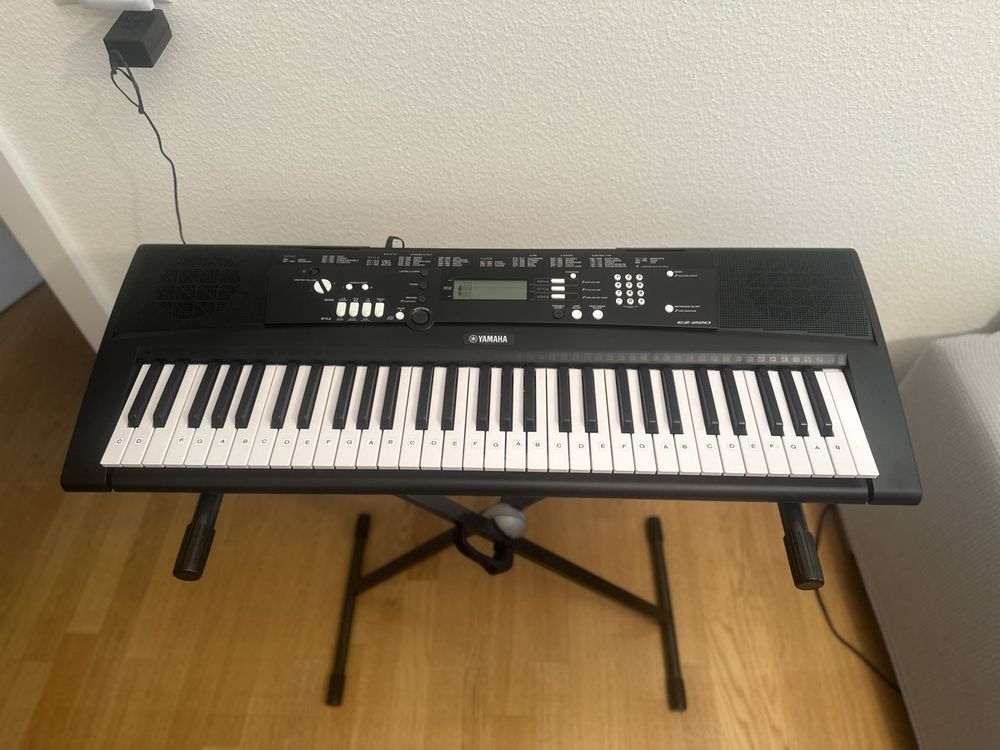 Yamaha Digital Keyboard EZ-220 wie neue mit Ständer | Kaufen auf Ricardo