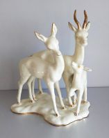 Bella vecchia statua in maiolica con famiglia di cervi