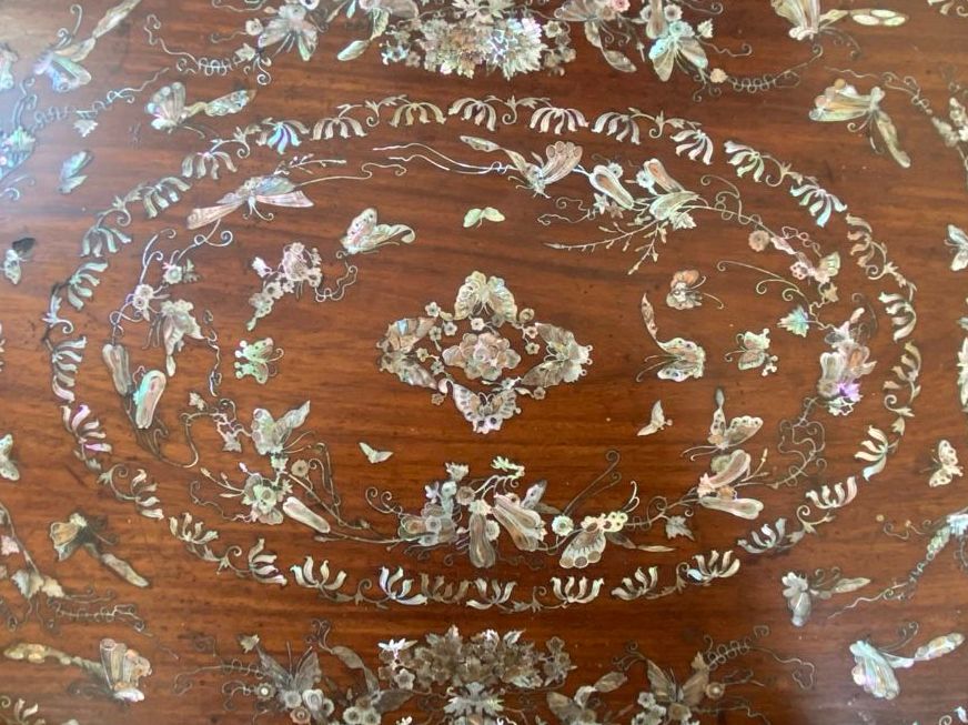 Articoli in legno: Ovale Holztafel mit Perlmutt-Intarsien – Usato da Kirchlindach venduto da Ovalix 1