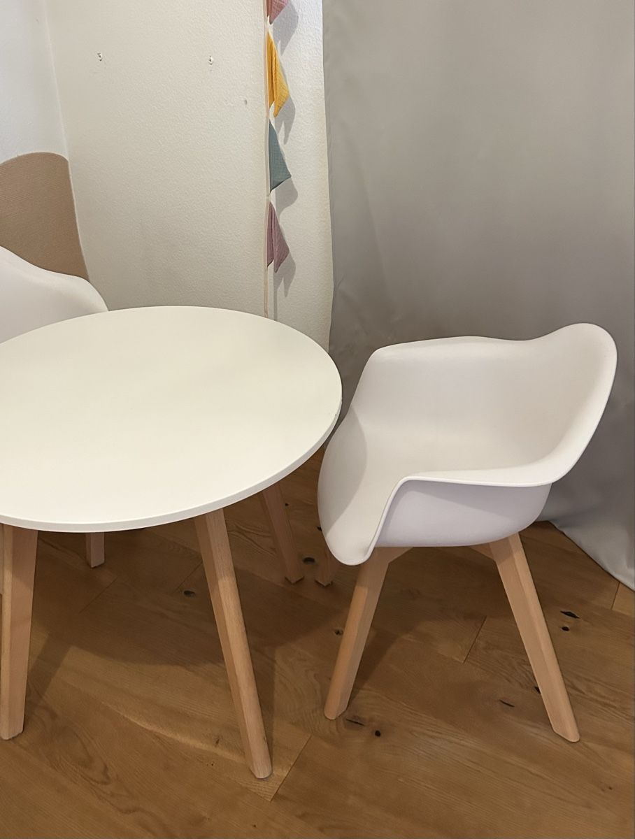 Set di tavolo e panche: Kindertisch mit 2 Stühlen – Usato da Horw venduto da sissi_86