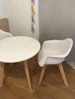 Kindertisch mit 2 Stühlen