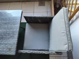 Outdoor Tisch mit Glasplatte und zwei Stühle mit Sitzkissen
