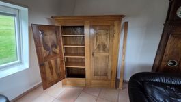 Massivholzschrank (?Nussbaum?)