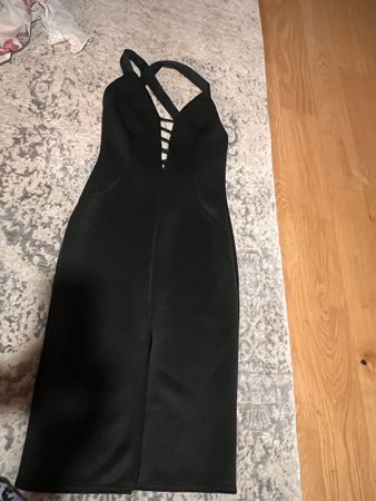 Schickes, schwarzes Zack Kleid mit speziellem Rückenausschni