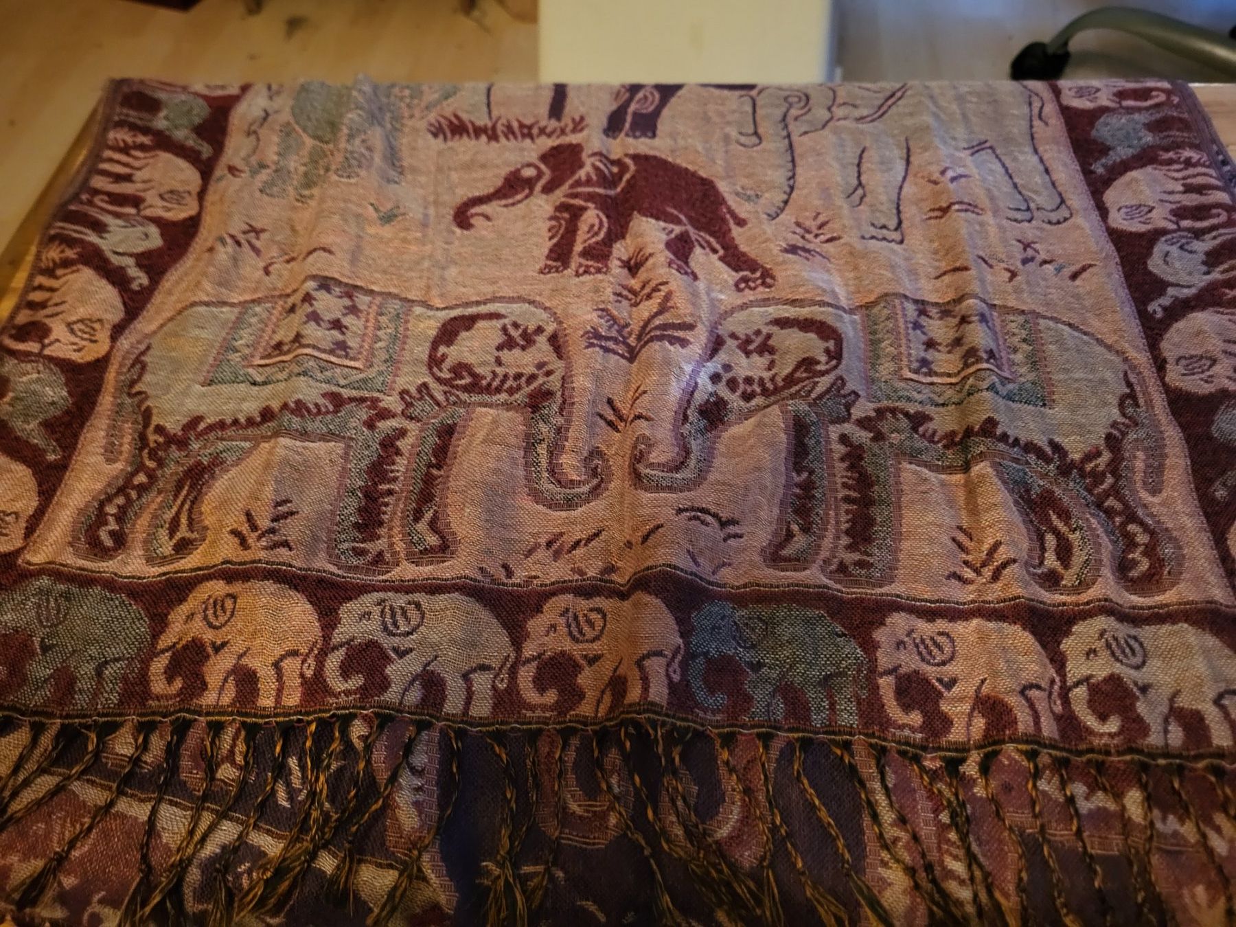 Foulard & Sciarpe: Spezieller Schal mit Elefanten – Nuovo (secondo la descrizione) da Guggisberg venduto da Aegertenlehn 2