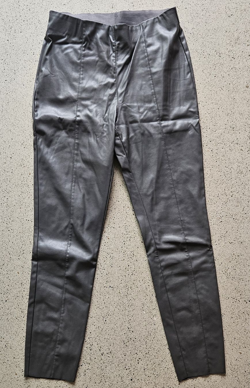 H&M Hosen: Hose Lederoptik – Gebraucht aus Zizers von Natascia.Lentini
