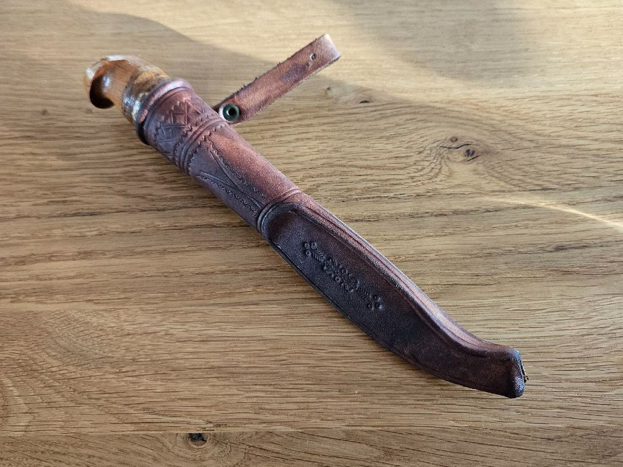 Zubehör: Finnen-Messer mit Lederscheidet – Gebraucht aus Bern von Respirit