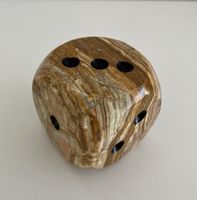 Grosser Onyx Würfel mit schwarzen Punkten