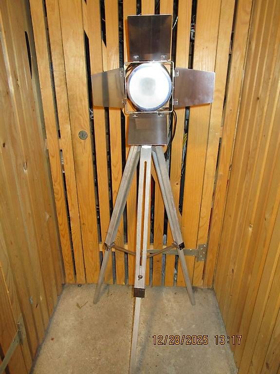 Lampade: lampe projecteur avec trépied – Usato da Clarens venduto da krampou