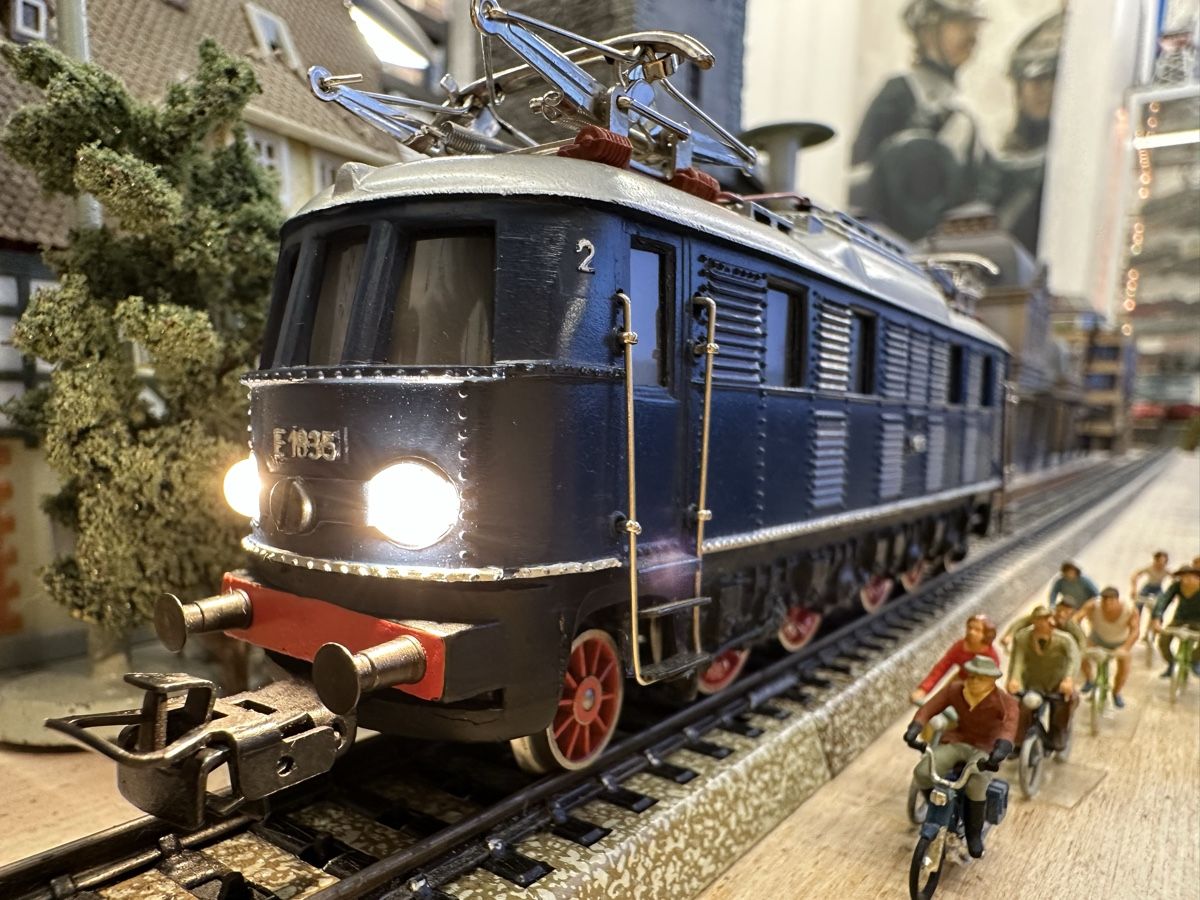 Märklin Modelleisenbahnen: Märklin 3023 DB BR E1835 – Gebraucht aus Lupsingen von New-Haven
