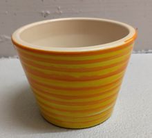gelb-orange gestreifter Pflanzenübertopf
